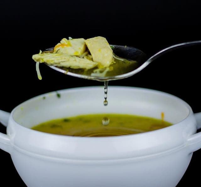 مرق في وعاء شوربة كبير
